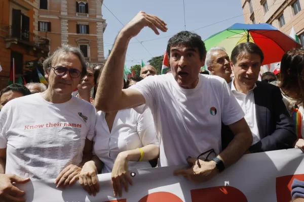 Movimento 5 Stelle e Avs assaltano Israele ma tacciono su Iran e Houthi. E il video di Almasri diventa il nuovo caso politico dell’estate