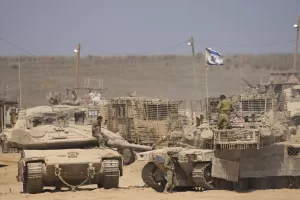 Israeli soldiers work on their tanks in a staging area on the border with Gaza Strip, in southern Israel, Tuesday, July 29, 2025. (AP Photo/Ariel Schalit)
Associated Press / LaPresse
Only italy and spain Israeli soldiers work on their tanks in a staging area on the border with Gaza Strip, in southern Israel, Tuesday, July 29, 2025. (AP Photo/Ariel Schalit)
Associated Press / LaPresse
Only italy and spain