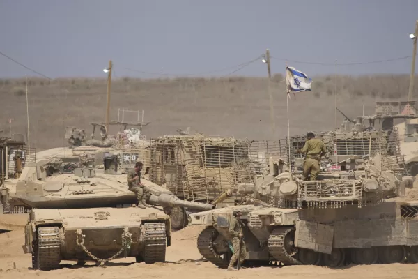 Israeli soldiers work on their tanks in a staging area on the border with Gaza Strip, in southern Israel, Tuesday, July 29, 2025. (AP Photo/Ariel Schalit) 



Associated Press / LaPresse
Only italy and spain
