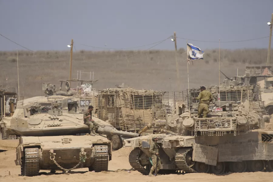 Israeli soldiers work on their tanks in a staging area on the border with Gaza Strip, in southern Israel, Tuesday, July 29, 2025. (AP Photo/Ariel Schalit) 



Associated Press / LaPresse
Only italy and spain