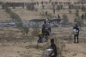 Palestinians collect humanitarian aid packages from the United Arab Emirates after they were airdropped into Deir al-Balah, in central Gaza Strip, Tuesday, Aug. 5, 2025. (AP Photo/Abdel Kareem Hana)

Associated Press/LaPresse