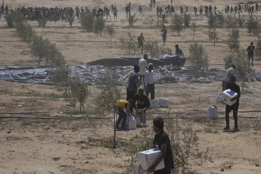 Palestinians collect humanitarian aid packages from the United Arab Emirates after they were airdropped into Deir al-Balah, in central Gaza Strip, Tuesday, Aug. 5, 2025. (AP Photo/Abdel Kareem Hana)

Associated Press/LaPresse