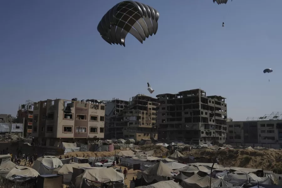 Humanitarian aid is airdropped to Palestinians over Gaza City, northern Gaza Strip, Thursday, Aug. 14, 2025. (AP Photo/Jehad Alshrafi)