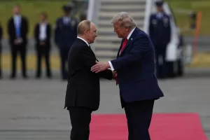 Putin-Trump, l’incontro in Alaska fino a notte fonda (italiana). L’applauso allo zar, il viaggio da soli nella ‘Bestia’ e il vertice “tre contro tre”