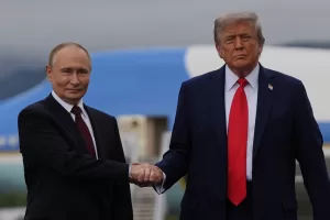 In Alaska significativi passi indietro: Putin continua a bombardare l’Ucraina, Trump passa la palla a Zelensky. E ora “l’Europa mina la pace”