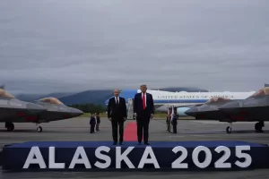 Putin-Trump, l’incontro in Alaska fino a notte fonda (italiana). L’applauso allo zar, il viaggio da soli nella ‘Bestia’ e il vertice “tre contro tre”