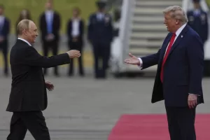 Putin-Trump, l’incontro in Alaska fino a notte fonda (italiana). L’applauso allo zar, il viaggio da soli nella ‘Bestia’ e il vertice “tre contro tre”