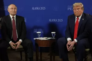 Putin-Trump, l’incontro in Alaska fino a notte fonda (italiana). L’applauso allo zar, il viaggio da soli nella ‘Bestia’ e il vertice “tre contro tre”