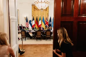 Foto Filippo Attili/Palazzo Chigi/LaPresse 
18/08/2025 Washington, Usa
Politica 
La premier Meloni alla Casa Bianca per il Vertice Usa-Ucraina-UE con Trunp ,Zelensky e i leider europei.

DISTRIBUTION FREE OF CHARGE – NOT FOR SALE – Obbligatorio citare la fonte LaPresse/Palazzo Chigi/Filippo Attili