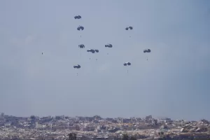 Humanitarian aid is airdropped to Palestinians over Gaza Strip as seen from southern Israel, Thursday, Aug. 21, 2025. (AP Photo/Maya Levin)