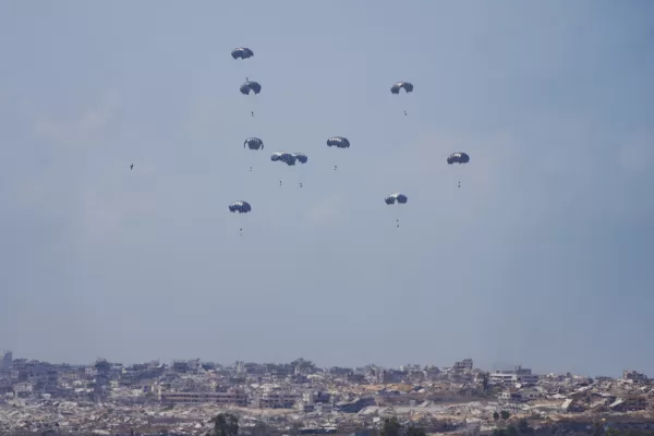 Humanitarian aid is airdropped to Palestinians over Gaza Strip as seen from southern Israel, Thursday, Aug. 21, 2025. (AP Photo/Maya Levin)