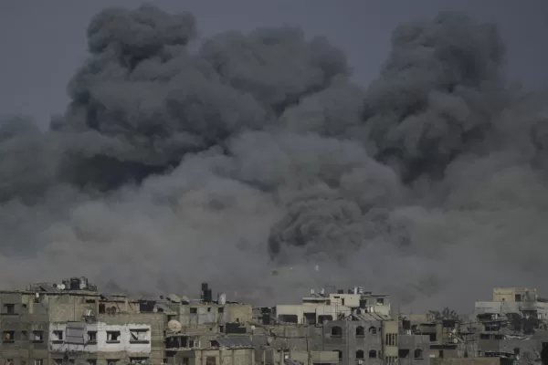 Smoke rises to the sky following an Israeli military strike in Gaza City, Sunday, Aug. 24, 2025. (AP Photo/Jehad Alshrafi)