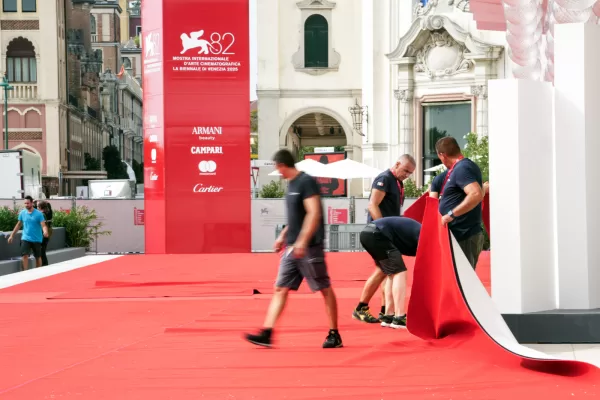 Venezia, il sentimentalismo di Benedetta Porcaroli e la bandiera palestinese di Michele Riondino. Ma mai un accenno alle vittime israeliane