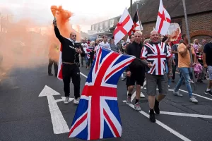 Governo inglese spezzato sull’immigrazione. I Tories animano il popolo e Starmer perde ancora consensi