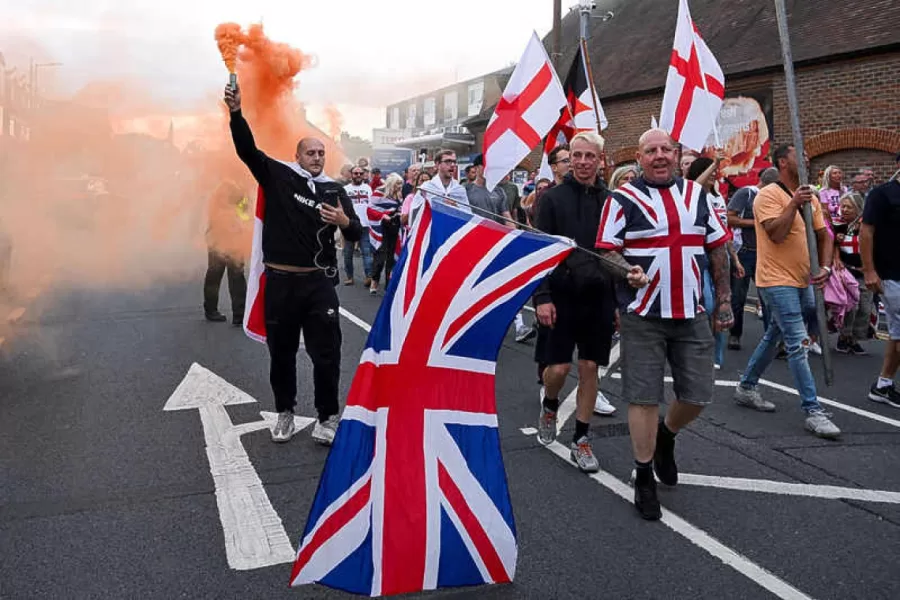 Governo inglese spezzato sull’immigrazione. I Tories animano il popolo e Starmer perde ancora consensi