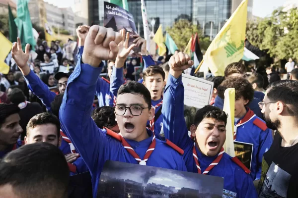 Hezbollah’s al-Mahdi scouts chant slogans in front of the headquarters of the U.N. Economic and Social Commission for Western Asia (ESCWA) in Beirut, Lebanon, Saturday, July 26, 2025, during a demonstration against the Israeli war and what they say is the starvation of civilians in the Gaza Strip. (AP Photo/Bilal Hussein)
Associated Press/LaPresse