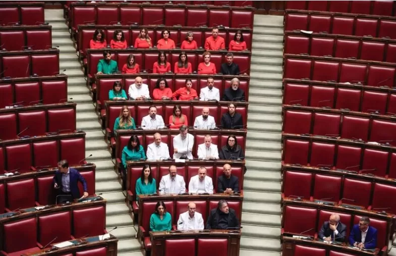 L’osceno saggio di fine stagione in Parlamento: Silenzio su Hamas, Aula contro Netanyahu. E Renzi attacca “finalmente” Albanese