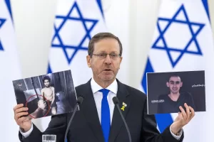 Israel’s President Isaac Herzog shows photos of Israeli citizens imprisoned in the Gaza Strip during a joint statement with Lithuania’s President Gitanas Nauseda at the Presidential palace in Vilnius, Lithuania, Monday, Aug. 4, 2025. (AP Photo/Mindaugas Kulbis)

Associated Press/LaPresse