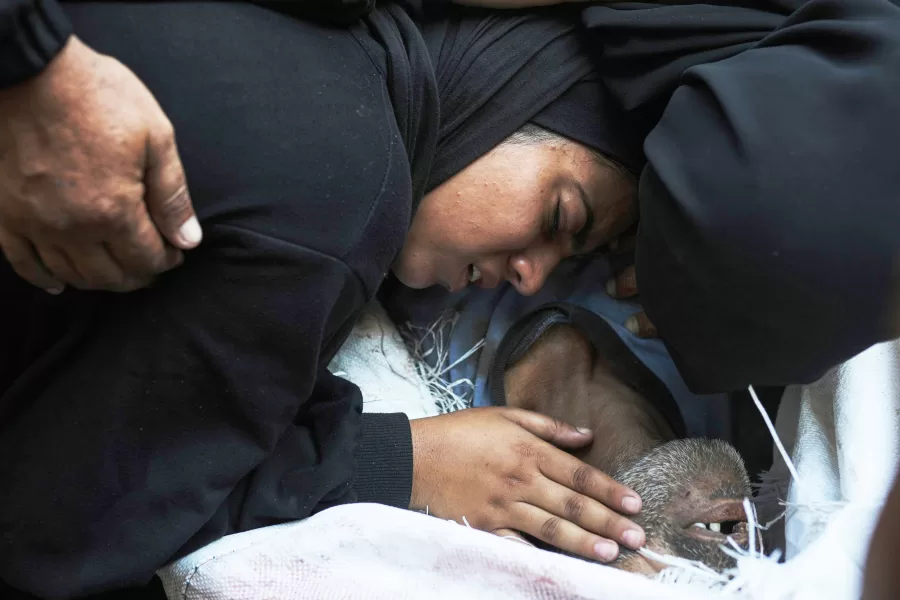 Palestinian women mourn over the body of their father, Abd Rahman Al-Baba, who was killed while trying to reach aid trucks entering northern Gaza Strip through the Zikim crossing with Israel, at Shifa Hospital in Gaza City, Monday, Aug. 4, 2025. (AP Photo/Jehad Alshrafi)

Associated Press/LaPresse
