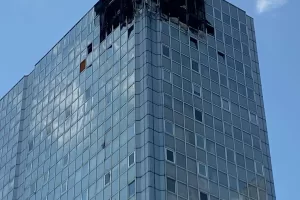 Incendio al Centro Direzionale di Napoli, fiamme negli uffici al 20esimo piano: cause da accertare, nessun ferito