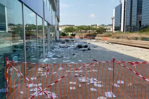 Incendio al Centro Direzionale di Napoli, fiamme negli uffici al 20esimo piano: cause da accertare, nessun ferito