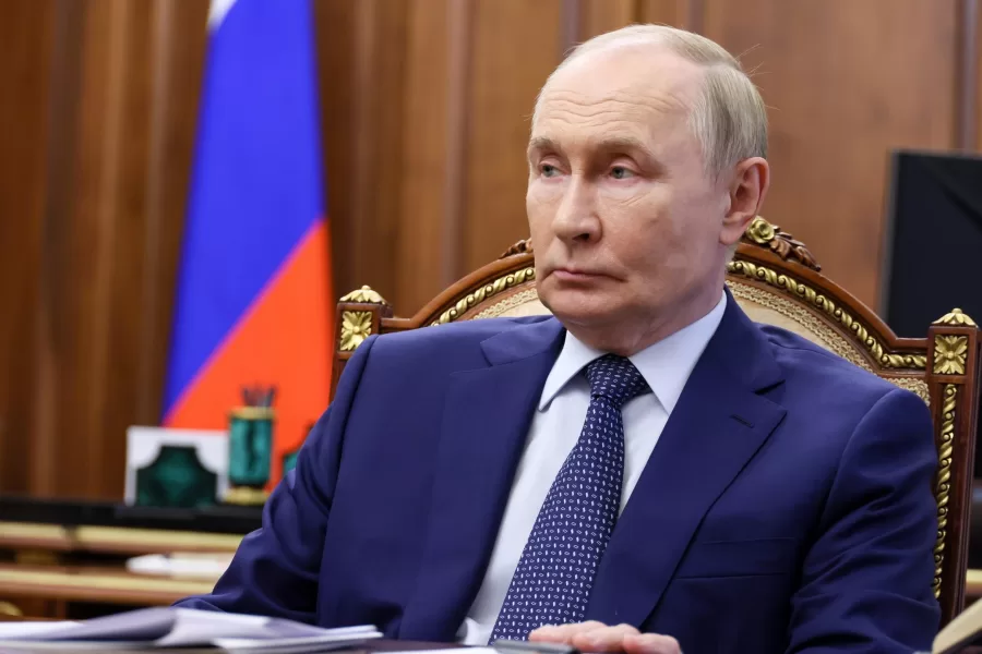 Trump e Medvedev giocano col fuoco nucleare, rispunta la “mano morta” per la fine del mondo. Putin pensa a Zelensky ma uccide con droni-zombie