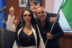 La candidatura della Tiktoker Rita De Crescenzo è l’ennesima bolla mediatico-politica pronta a esplodere: ma la viralità non sempre è consenso La candidatura della Tiktoker Rita De Crescenzo è l’ennesima bolla mediatico-politica pronta a esplodere: ma la viralità non sempre è consenso