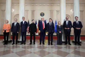 European Commission President Ursula von der Leyen, from left, British Prime Minister Keir Starmer, Finland’s President Alexander Stubb, Ukrainian President Volodymyr Zelenskyy, President Donald Trump, France’s President Emmanuel Macron, Italy’s Prime Minister Giorgia Meloni, Germany’s Chancellor Friedrich Merz and NATO Secretary General Mark Rutte pose for a group photo in the Grand Foyer of the White House, Monday, Aug. 18, 2025, in Washington. (AP Photo/Alex Brandon) European Commission President Ursula von der Leyen, from left, British Prime Minister Keir Starmer, Finland’s President Alexander Stubb, Ukrainian President Volodymyr Zelenskyy, President Donald Trump, France’s President Emmanuel Macron, Italy’s Prime Minister Giorgia Meloni, Germany’s Chancellor Friedrich Merz and NATO Secretary General Mark Rutte pose for a group photo in the Grand Foyer of the White House, Monday, Aug. 18, 2025, in Washington. (AP Photo/Alex Brandon)