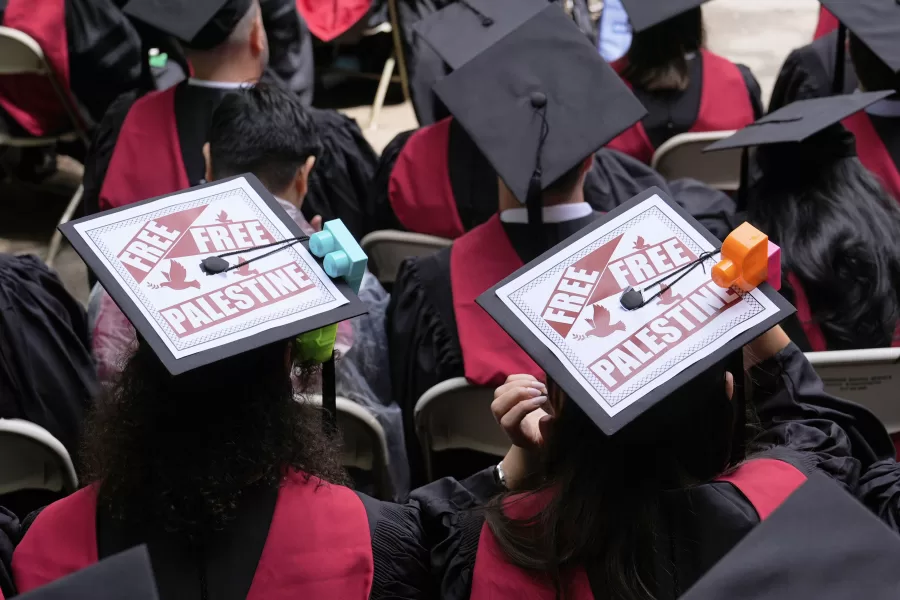 Graduates listen to speakers while displaying “Free Palestine” signs on their mortarboards during commencement ceremonies at Harvard University, Thursday, May 29, 2025, in Cambridge, Mass. (AP Photo/Charles Krupa)

Associated Press/LaPresse