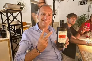 La frecciatina di De Magistris a Manfredi: “È buono solo da bere”. Ma di amaro ci sono solo le reazioni al post
