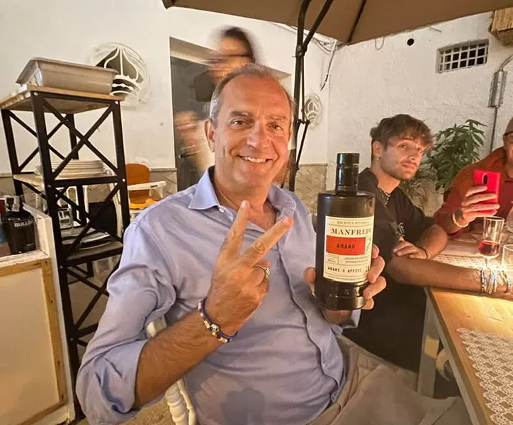 La frecciatina di De Magistris a Manfredi: “È buono solo da bere”. Ma di amaro ci sono solo le reazioni al post