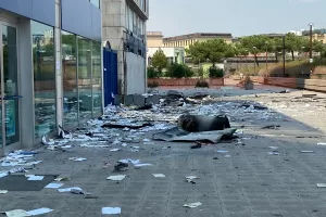 Incendio al Centro Direzionale di Napoli, fiamme negli uffici al 20esimo piano: cause da accertare, nessun ferito