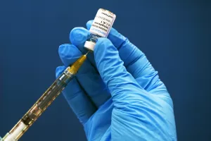 ISTITUTO  SECONDARIO  DI PRIMO  GRADO   MICHELANGELO   VACCINAZIONI  ANTI PAPILLOMA VIRUS EFFETUATTE  A  SCUOLA   SIRINGA  FLACONE  MENQUADFI  VACCINI