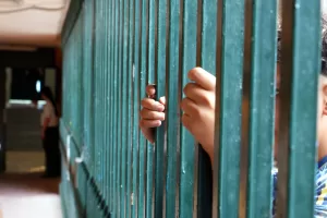 Le carceri italiane sono al collasso, la soluzione è il numero chiuso come in Gran Bretagna: “Così lo Stato usa davvero tutto l’arsenale delle pene non detentive”