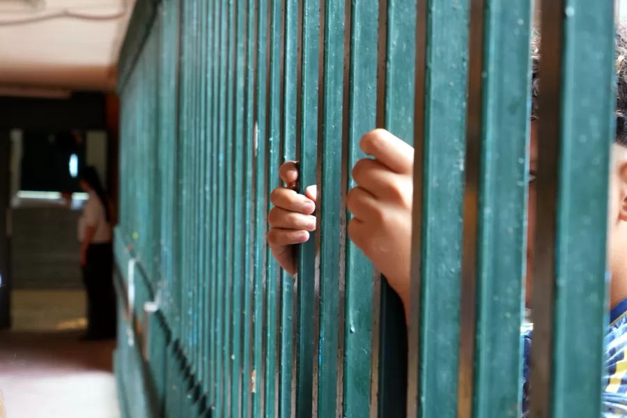 Le carceri italiane sono al collasso, la soluzione è il numero chiuso come in Gran Bretagna: “Così lo Stato usa davvero tutto l’arsenale delle pene non detentive”