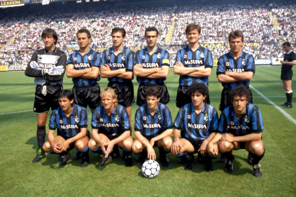 ©Marco Ravezzani/Lapresse
12-04-1989 Milano, Italia
Calcio
FC INTERNAZIONALE 1988/89
Nella foto : la formazione schierata.