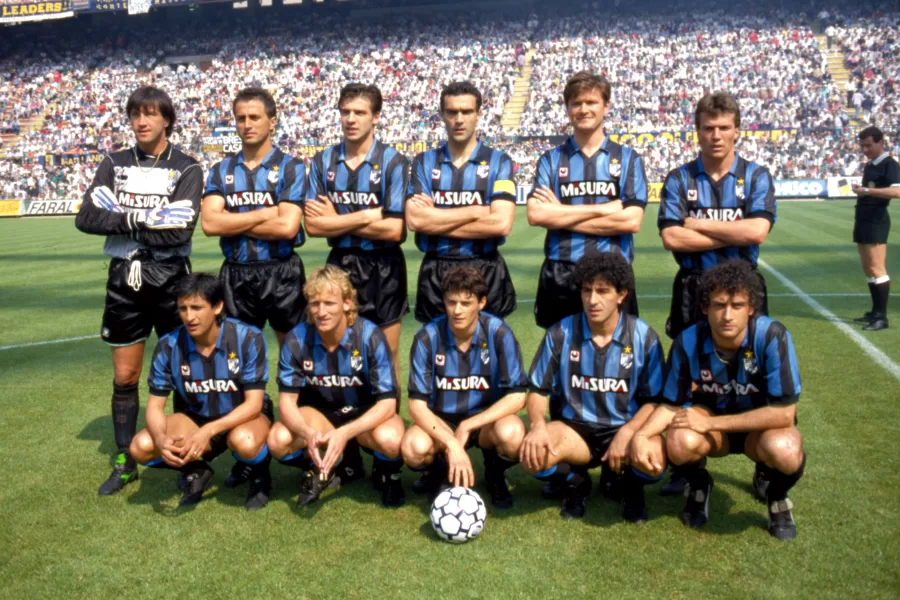 ©Marco Ravezzani/Lapresse
12-04-1989 Milano, Italia
Calcio
FC INTERNAZIONALE 1988/89
Nella foto : la formazione schierata.