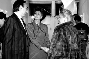 © LAPRESSE
ANNI ’90
SPETTACOLO
NELLA FOTO DA SINISTRA: IL PRESENTATORE PIPPO BAUDO, L’ATTRICE ITALIANA SOFIA LOREN E LA CANTANTE LIRICA ITALIANA KATIA RICCIARELLI.
BUSTA 330/3 © LAPRESSE
ANNI ’90
SPETTACOLO
NELLA FOTO DA SINISTRA: IL PRESENTATORE PIPPO BAUDO, L’ATTRICE ITALIANA SOFIA LOREN E LA CANTANTE LIRICA ITALIANA KATIA RICCIARELLI.
BUSTA 330/3