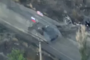 Carro armato sfila in Ucraina con bandiere di Russia e Usa, la provocazione di Putin e il messaggio di Trump a Zelensky: “Certe cose non cambiano” Carro armato sfila in Ucraina con bandiere di Russia e Usa, la provocazione di Putin e il messaggio di Trump a Zelensky: “Certe cose non cambiano”
