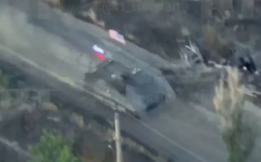 Carro armato sfila in Ucraina con bandiere di Russia e Usa, la provocazione di Putin e il messaggio di Trump a Zelensky: “Certe cose non cambiano”