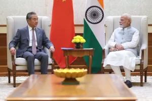 Modi riceve Wang Yi e lancia un avvertimento a Trump: “L’India non dimenticherà lo sgarbo dei dazi”