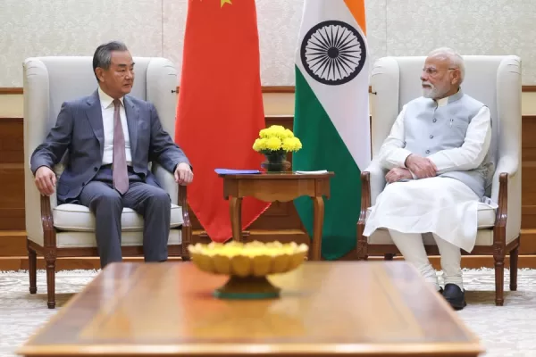 Modi riceve Wang Yi e lancia un avvertimento a Trump: “L’India non dimenticherà lo sgarbo dei dazi”