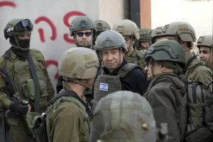 Israeli Prime Minister Benjamin Netanyahu, center, wears a protective vest and helmet as he receives a security briefing with commanders and soldiers in the northern Gaza Strip, on Monday, Dec. 25, 2023. (Avi Ohayon/GPO/Handout via AP)

Associated Press/LaPresse
Only Italy and Spain