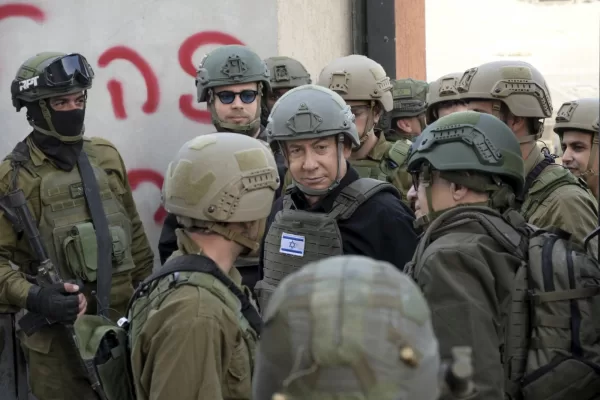 Israeli Prime Minister Benjamin Netanyahu, center, wears a protective vest and helmet as he receives a security briefing with commanders and soldiers in the northern Gaza Strip, on Monday, Dec. 25, 2023. (Avi Ohayon/GPO/Handout via AP)

Associated Press/LaPresse
Only Italy and Spain