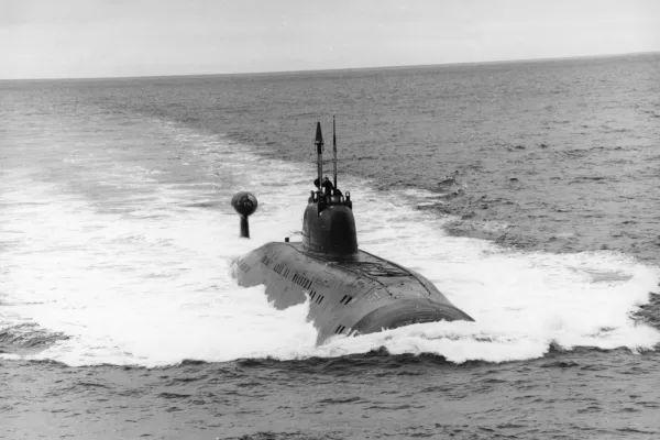 Trump schiera due sottomarini nucleari in risposta alle accuse di Medvedev: tensione massima tra Mosca e Washington