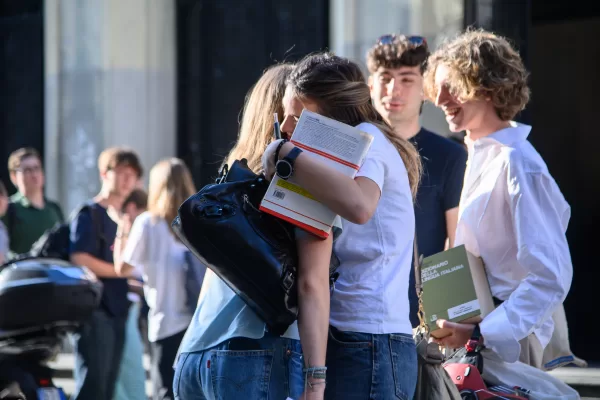 Studenti del Liceo Parini sostengono la prima prova dell’esame di Stato  –  Milano, 18 Giugno 2025 
(Foto Claudio Furlan/Lapresse) 

Liceo Parini students take the first test of the state exam – Milan, June 18, 2025 
(Photo Claudio Furlan/Lapresse)