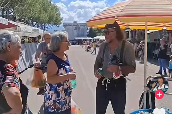 I video mitologici del sindaco Barbato, la domenica si trasforma in ambulante per accogliere lamentele dei cittadini al mercato di Camposano