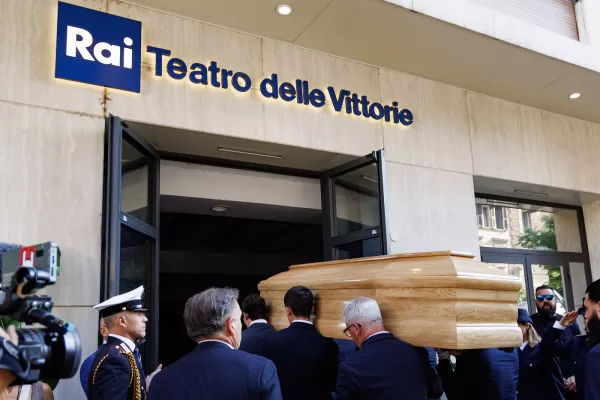 Pippo Baudo, la camera ardente al Teatro delle Vittorie: il saluto di Mara Venier e Katia Ricciarelli, mercoledì i funerali in diretta tv Pippo Baudo, la camera ardente al Teatro delle Vittorie: il saluto di Mara Venier e Katia Ricciarelli, mercoledì i funerali in diretta tv