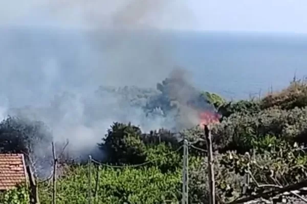 Napoli, fiamme in Discesa Gaiola: area interdetta, richiesto l’intervento dell’elicottero