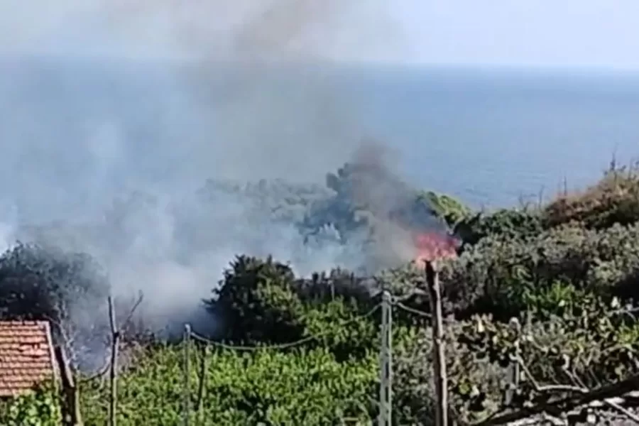 Napoli, fiamme in Discesa Gaiola: area interdetta, richiesto l’intervento dell’elicottero